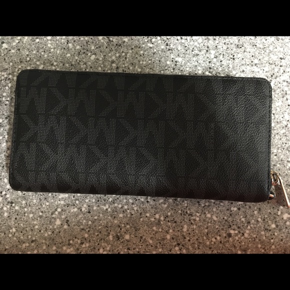 Michael Kors Wallet - Picture 2 of 8